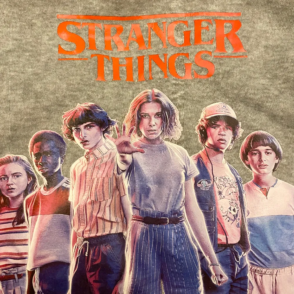 en grå mysig stranger things hoodie. ser helt ny ut! storlek M, men skulle säga att den även funkar som S. pris går alltid att diskutera! . Hoodies.