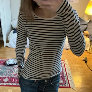 Långärmad tröja från HM - Långärmad randig t-shirt från HM. Typ det skönaste jag har haft på mig, men kommer tyvär inte till användning längre. Väl använd, men fortfarande i fint skick. ❤️