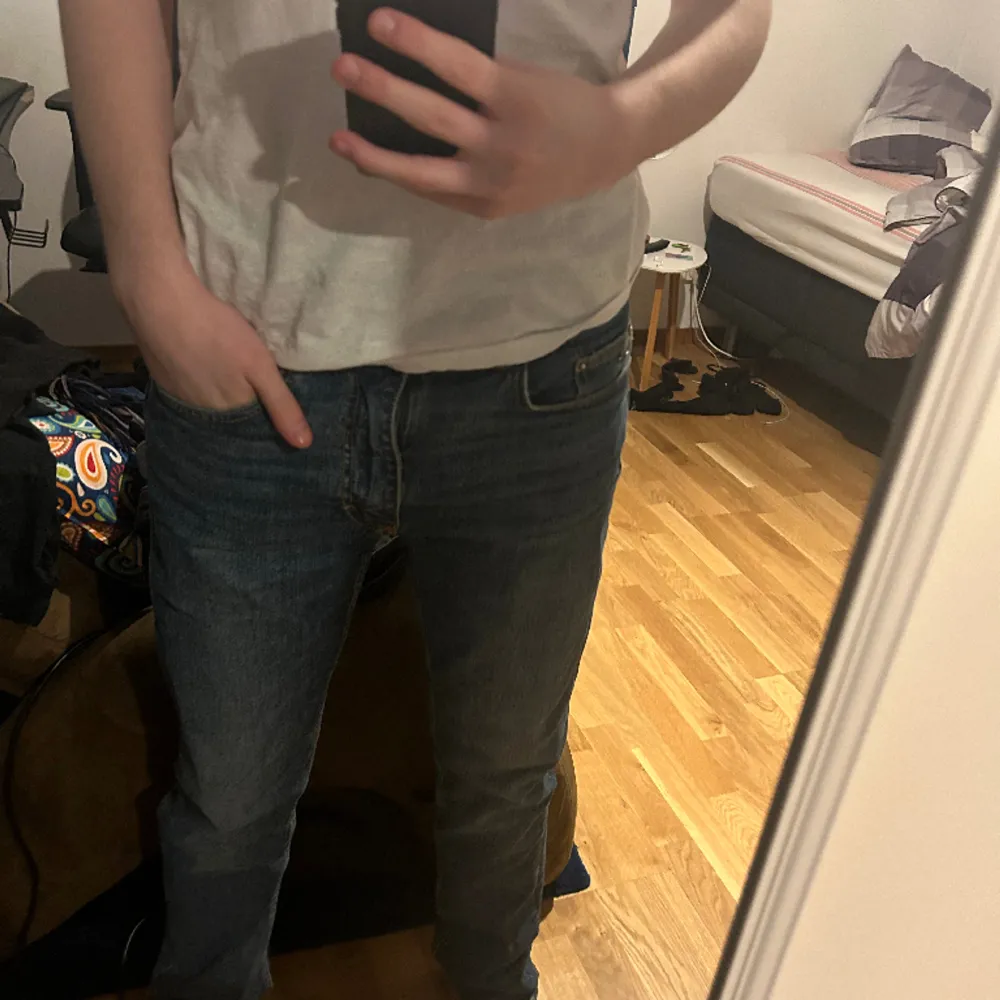 Hej säljer mina J.Lindeberg jeans eftersom jag aldrig använder de. Skick 9/10 köpt för 1500 säljer de för 550 pris kan diskuteras, skriv om ni har fler frågor.. Jeans & Byxor.