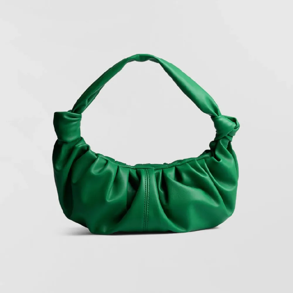 Superfin grön väska från Ginatricot💚 sparsamt använd så i väldigt bra skick! Skriv för egna bilder☺️ (lånade bilder) . Väskor.