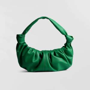 Superfin grön väska från Ginatricot💚 sparsamt använd så i väldigt bra skick! Skriv för egna bilder☺️ (lånade bilder) 