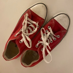 röda låga converse - säljer dessa röda låga converse❣️ köpta secondhand så de är något slitna❣️ är i storlek 37,5 men passar mig som har storlek 39