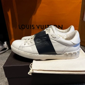 Valentino Garavani Open - Valentino Garavani Open i storlek 43, nyskick o box ingår! 