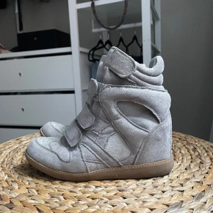 Isabel marant liknande skor - Säljer dessa Isabel marant likande skor i storlek 37. De är grå/beiga. SUPERCOOLA💟💟💟💟Priset är diskuterbart!