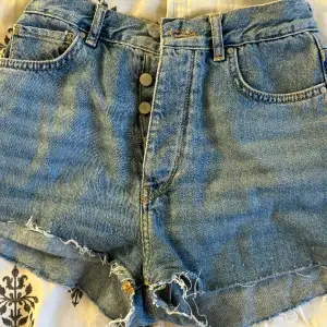 Säljer dessa snygga denimshorts, tror att dem är från bikbok? De såldes som mom jeans och klipptes till shorts 🤩  