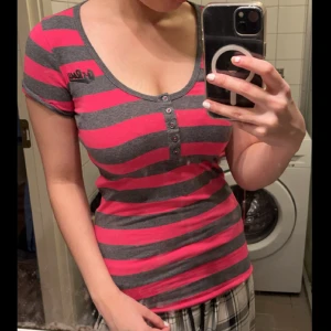 randig tröja från g-star - säljer den här rosa-grå randiga tröjan från g-star💕knapparna kan knäppas upp! obs: mer rosa (hot pink) i verkligheten!  defekter: inga, bara använt några gånger 