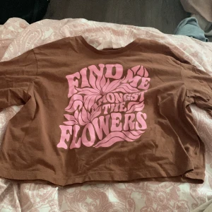 ”Find me amongst the flowers” - Oanvänd tröja brun och rosa tröja från H&M