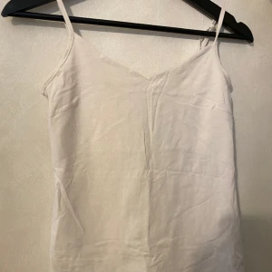 Vitt linne - Vitt linne från lager 157. Storlek M men sitter som S.