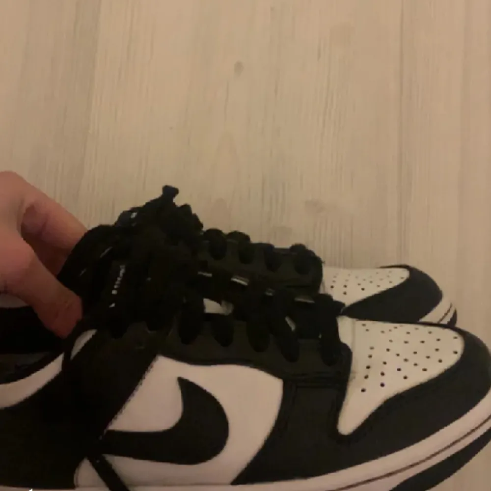 Säljer dessa Nike dunk pandas då jag vill köpa andra skor. Köpta för två månader sedan. Storlek 39 men passar även 40.. Skor.