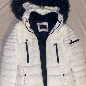 Vit Vinterjacka - Storlek XXL men funkar precis som L, Kostade 700kr men säljer för 400kr