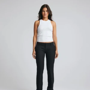 Vera tall kostymbyxa - Säljer dessa superpopulära BikBok kostymbyxor TALL i storlek 34, de finns inte i butik och är helt slutsålda online. De är verkligen jättesnygga på!🥵🔥👌🏼 Jag är 172 och de var LÅNGA på mig! Säljer pga att de tyvärr var för små😭endast provade köpta för 499