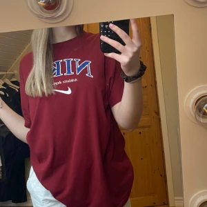 Nike tröja - Säljer min fina vintage nike tröja! Storlek M och sitter på mig lite oversize ❤️ Nypris är 450kr, kan gå ner i pris❤️