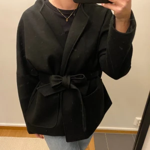 Kort kappa  - I bra skick, bälte i midjan som går att ta bort 