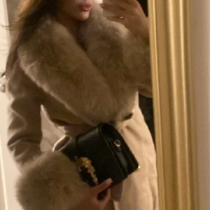 Pälskappa ull/kashmie i M - Lätt använd, äkta avtagbar päls. Ull/kashmir. 