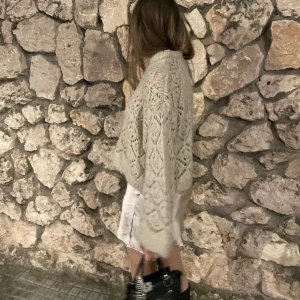 Stickad tröja - Säljer den beigea stickade tröjan! Den är helt ny och oanvänd. Köpte två då jag tänkte att den ena skulle vara julklapp men sen ändrade jag mig. Så helt ny!