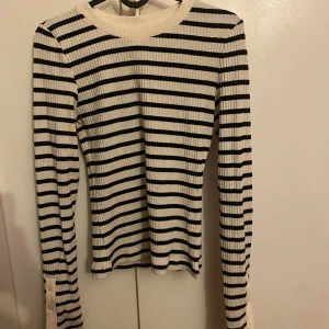 Tröja - Tröja från H&M, använd 1 gång. Knappar och slits vid ärmen