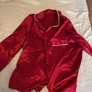 Pyjamas sett - Säljer detta fina röda pyjamassett då jag inte använder det, storlek S, säljer för 100kr+ frakt