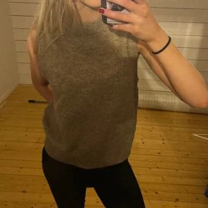Väst - Superfin stickad väst från Mango i en asnajs färg😍😍 strl L men skulle säga den passar allt från XS-L beroende på önskad passform🙏🏼
