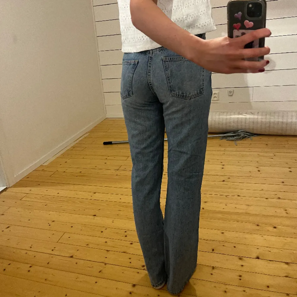 Likadana jeans som de i förra annonsen, men i ljusare färg. Supersnygga, men kommer tyvärr inte längre till användning😫😫 passar strl mellan 34-38 beroende på önskad passform . Jeans & Byxor.