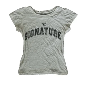 Vit t-shirt med tryck  - Säljer denna vita t-shirt me tryck då den inte kommer till användning💕tveka inte om ni har några frågor💌💌