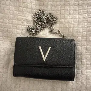 Säljer denna Valentino väska. Använt en gång men ser helt ny ut. Den är superfin och man får plats med många saker i den.   Nypris 849kr. Säljer för 300 eftersom den saknar låset. 😊