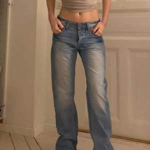 Ett par jeans men fina fickor. Är i storlek 30 men skulle gissa att de passar S/M. Har tecken på användning(hål m.m), kom privat för mer info.❤️ Midjemått: 39 Innerbenslängd: 81.5 Längd: 105.5  