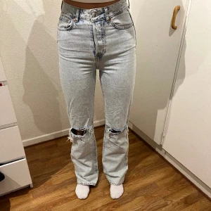 Jeans - Håliga jeans från Bikbok. Använda endel, men inga synliga slitage förutom en liten fläck på dem. Super fina och bekväma. Säljer pågrund av att jag har tröttnat på dem.