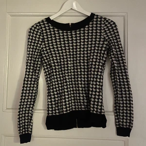 Tröja  - Snygg tröja med dragkedja i ryggen. 