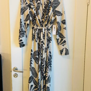 Klänning - Kimono liknande klänning oanvänd grå och vit