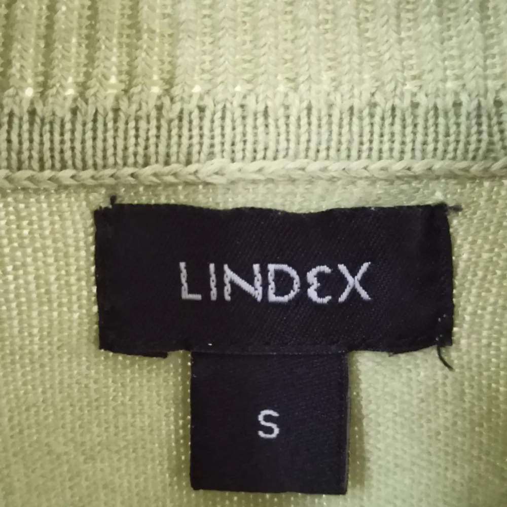 Polotröja från Lindex i storlek S och passar även XS. Den har inga defekter och är i jätte fint skick. . Stickat.