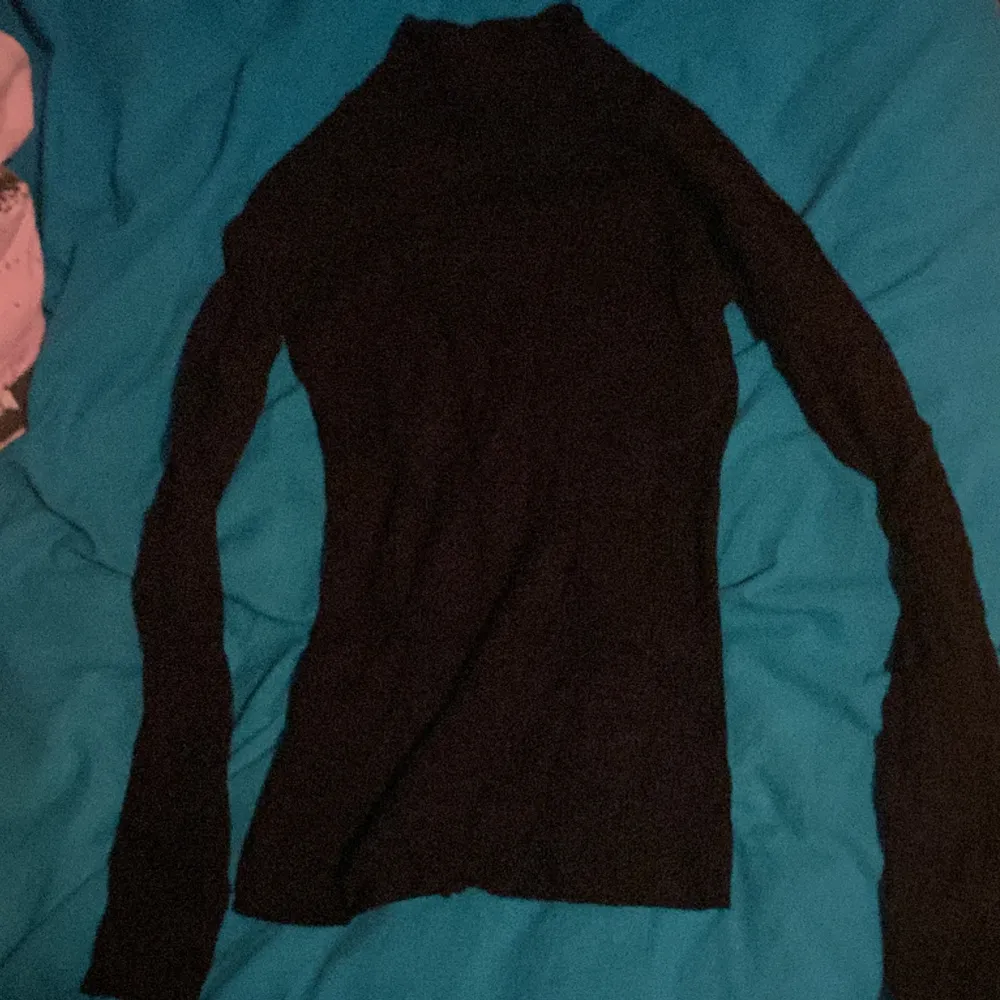 Svart stickad turtleneck jag fick i somras men inte använder ❤️. Neuletakit & Villapaidat.