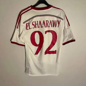 Milans officiella bortatröja från 2014 med den skicklige yttern El Shaarawy #92 på ryggen.  Produktkod: F77741