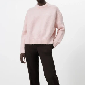 Zara tröja - Säljer denna ljusrosa stickade tröja från zara. Så varm och mjuk, använd. 