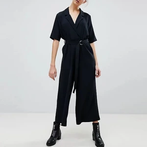 Svart byxdress från Weekday - Som helt ny, använd en gång. Trendig jumpsuit som passar allt och varje säsong. Nypris är runt 800 kr. Sista bilden är när jag har den på, de andra från weekday. Skickar fler bilder vid intresse.