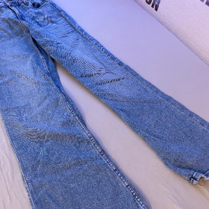 Blåa Jeans Gina Tricot  - Säljer mina blåa jeans från Gina Tricot, kanppt använd alltså är jeansen i jättebra skick, nypris 350kr 