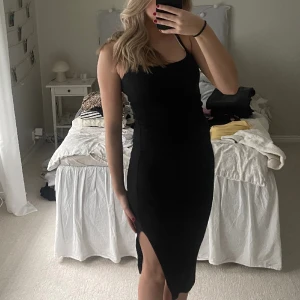 Klänning - Jätte fin lång klänning, har även en likadan i gul om nån skulle va intresserad