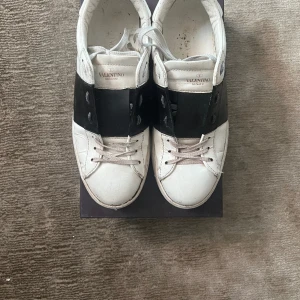 Valentino opens  - Storlek 44 köpta från mytheresa