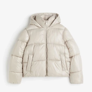 Beige Pufferjacka  - Säljer denna slutsålda Pufferjacka från hm. Som ny då den ändats har blivit använd runt 3 gånger. 