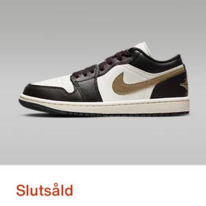 Nike Air Jordan 1 Low - Kollar främst intresset på dessa skor som är slutsålda överallt. Storlek 37,5. Jättefina skor som jag gärna hade behållt men de är tyvärr för små. Inköptes i höstas för 1499kr + frakt.  Använda ca 5 ggr och rengjorda efteråt så väldigt fint skick.