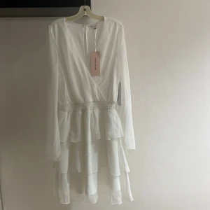 Vit kortklänning  - Jag säljer min vita kortklänning som aldrig är använd. Jag skulle ha klänningen på studenten men hittade en annan som jag använde istället. Alla lappar finns kvar! Nypris 699kr från bubbleroom. Perfekt som studentklänning!🤍