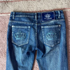 INTRESSEKOLL Vintage Victoria beckham jeans - Köptes på Plick för någon månad sen men används inte så mycket längre, Därför gör jag en intressekoll. Har tappat några ”stenar” och har ”hål” i midjan för att man ska kunna sätta i ett resårband. Men inget som syns! Kom med frågor o prisförslag🩵