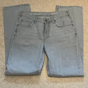 Jättefina ljusblå raka lågmidajde jeans från bikbok💕köpare står för frakt, använd gärna köp nu 