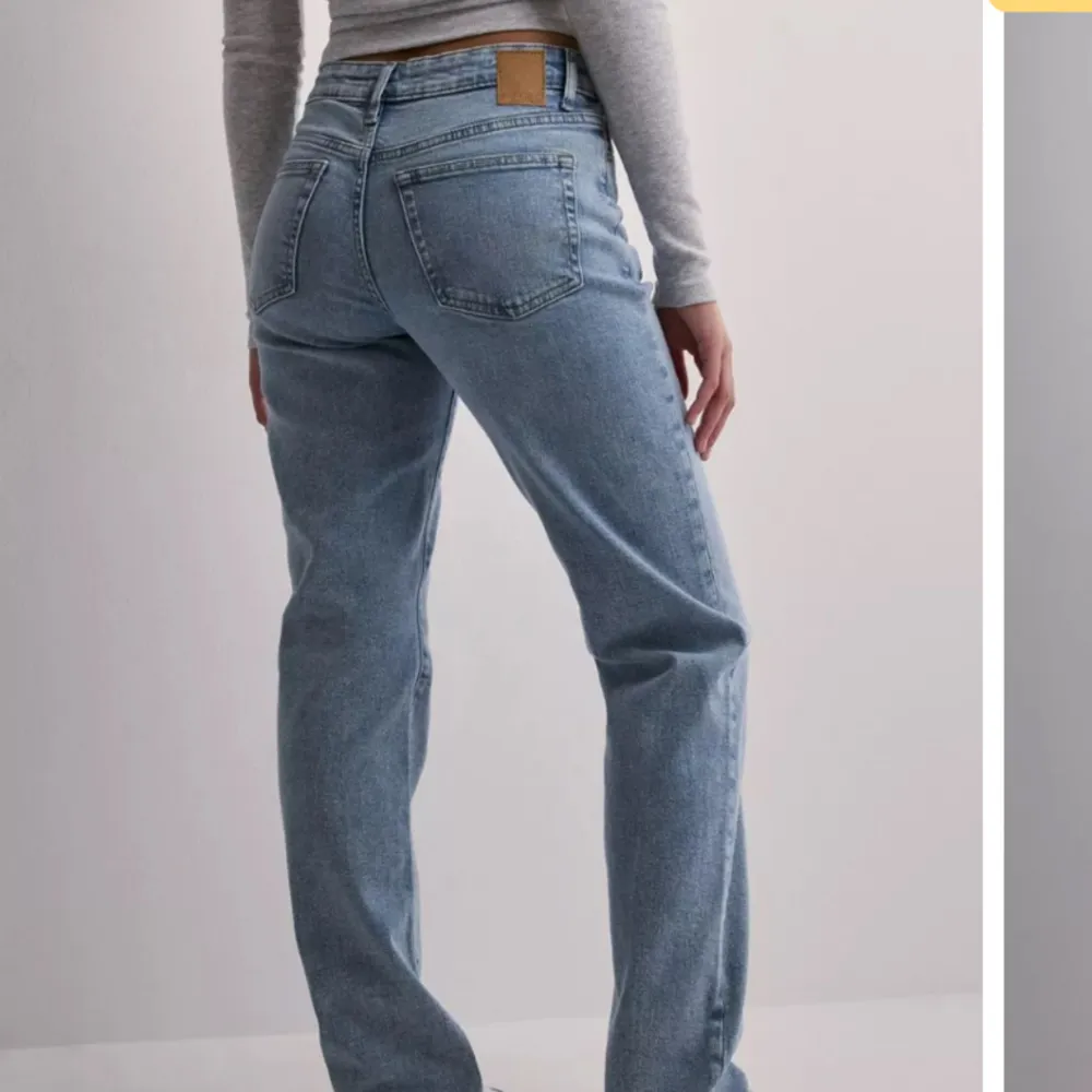 Snygga jeans från pieces. Använda en del men i nyskick. Straight leg och mid waist. Storlek W27/32. Passar mig som är 160 med storlek Xs.💕. Jeans & Byxor.