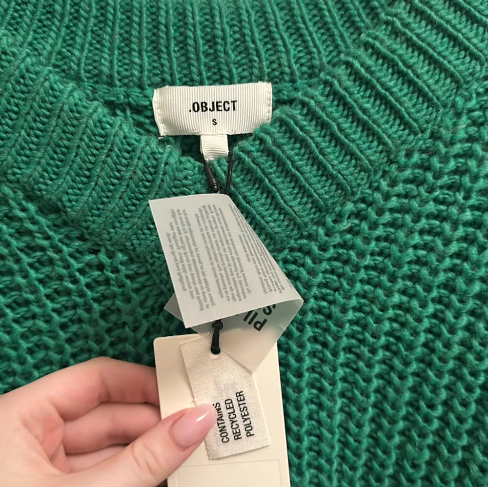 säljer denna perfekta stickade tröjan till sommaren ifrån object, aldrig använde och prislappen sitter kvar 🌸 nypris 500kr jag säljer för 400kr men buds gärna 🫶🏻. Stickat.