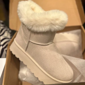 Skor - Ett par helt oanvända skor från skopunkten. Köpte dom och har aldrig kommit till användning. Betalade 450 men säljer dom för 300kr  Pris går att diskutera vid Snabb affär  Tar betalt för frakt 