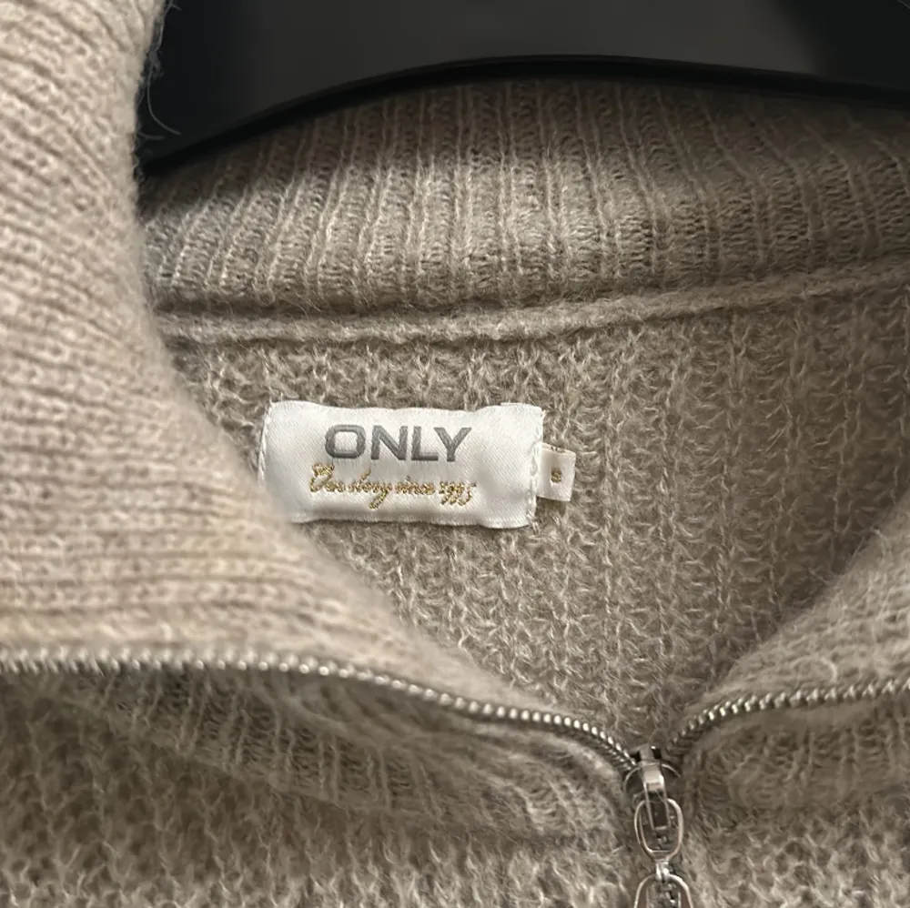 säljer denna super snygga stickade tröja från only som tyvärr inte används längre 🌸  nypris 400kr jag säljer för 200kr 🫶🏻 . Stickat.