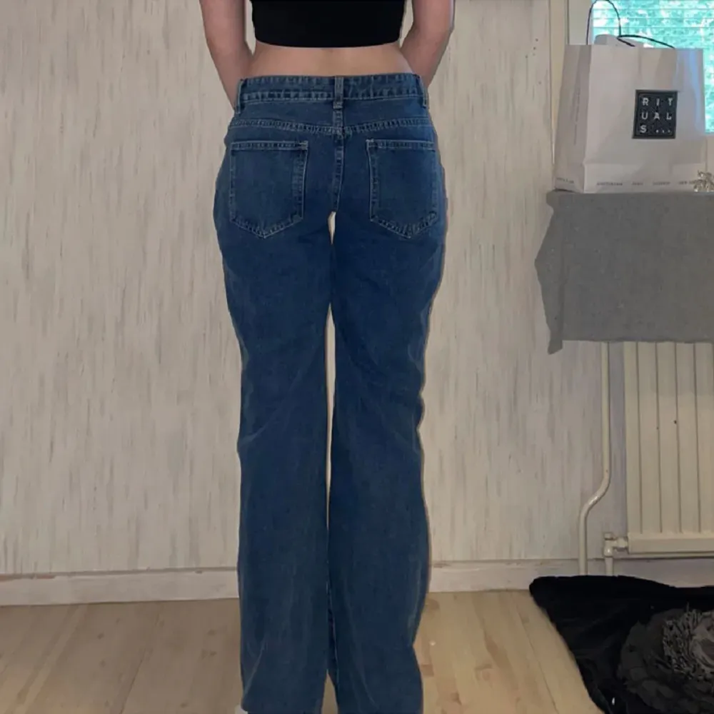 Jättefina Lågmidjade baggy jeans i nyskick.💕Midjemått 76 och innerbenslängd 81💕. Jeans & Byxor.