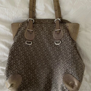 DKNY vintage väska  - Använd men väldigt snygg vintage/retro stil! 