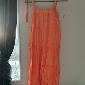 Orange sommar klänning  - Min favorit klänning någonsin men säljer nu då jag hittat en ny liknande, är 158 och den är väldigt för lång på mig. Har också använt den som kjol!