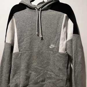 Nike Hoodie - En snygg Nike Hoodie i bra skick förutom snörerna. Tveka att höra av dig vid frågor och pris kan diskuteras!